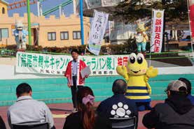 イベントの舞台で話す平山ゆうやの写真
