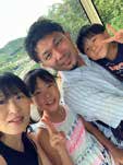 家族と写る平山ゆうやの写真