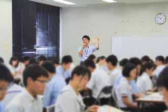 中高生の前で話す様子